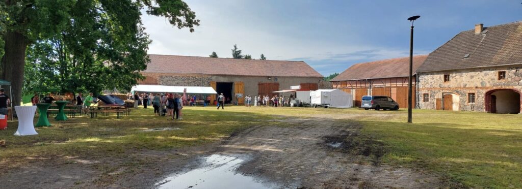nach dem Unwetter scheint die Sonne, Pfützen stehen auf dem Dorfplatz